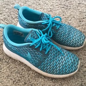 Size 7.5 Nike Roshes